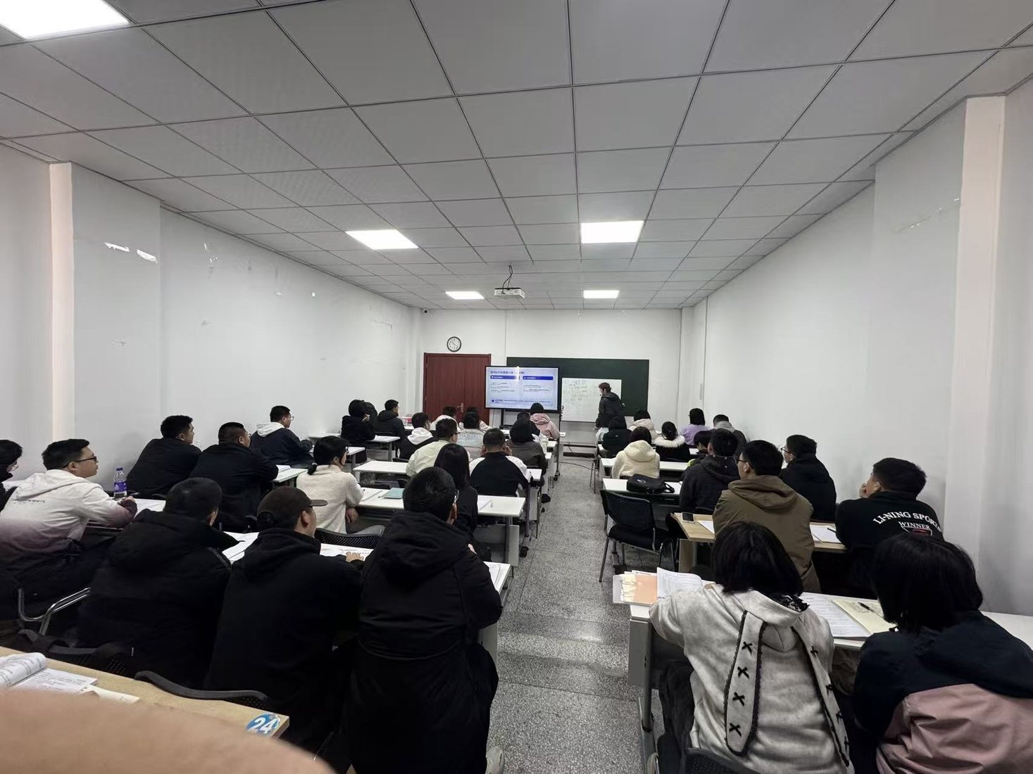 新启辰周末班集中学习现场